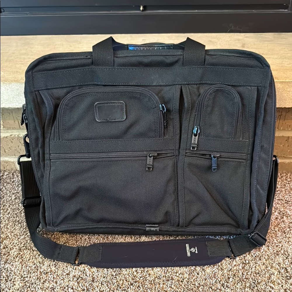 Tumi mens black canvas Muilti pocket messenger bag w/ shoulder strap EUC